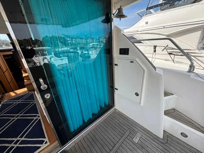 Sawbones Yacht Photos Pics Fairline Squadron 42 yacht interior, 2015 model, featuring sleek design and modern amenities.