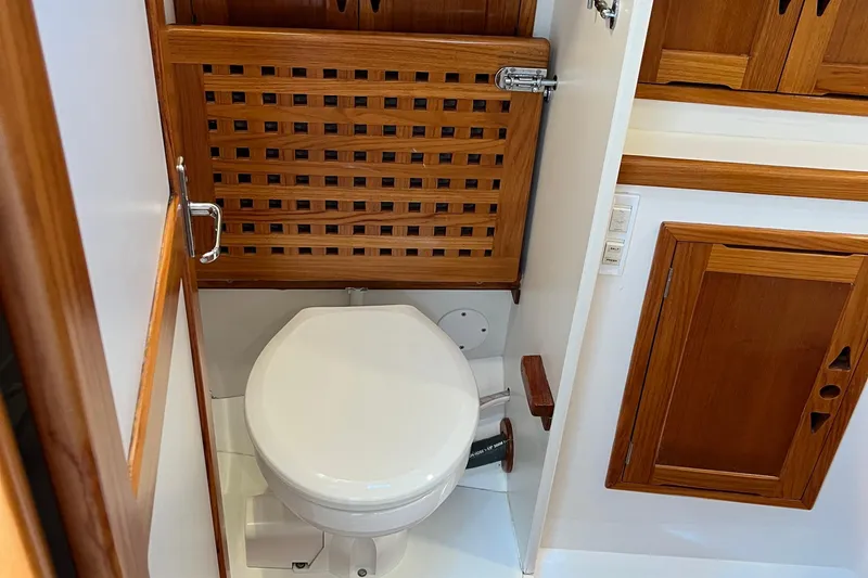 Spirit Yacht Photos Pics Cabo Rico Northeast 400 yacht bathroom with wooden cabinetry, 2001 model.