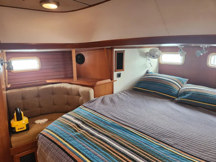 Lea Scotia Yacht Photos Pics Luxurious 1989 Taswell 43 yacht cabin with cozy bed and seating area.