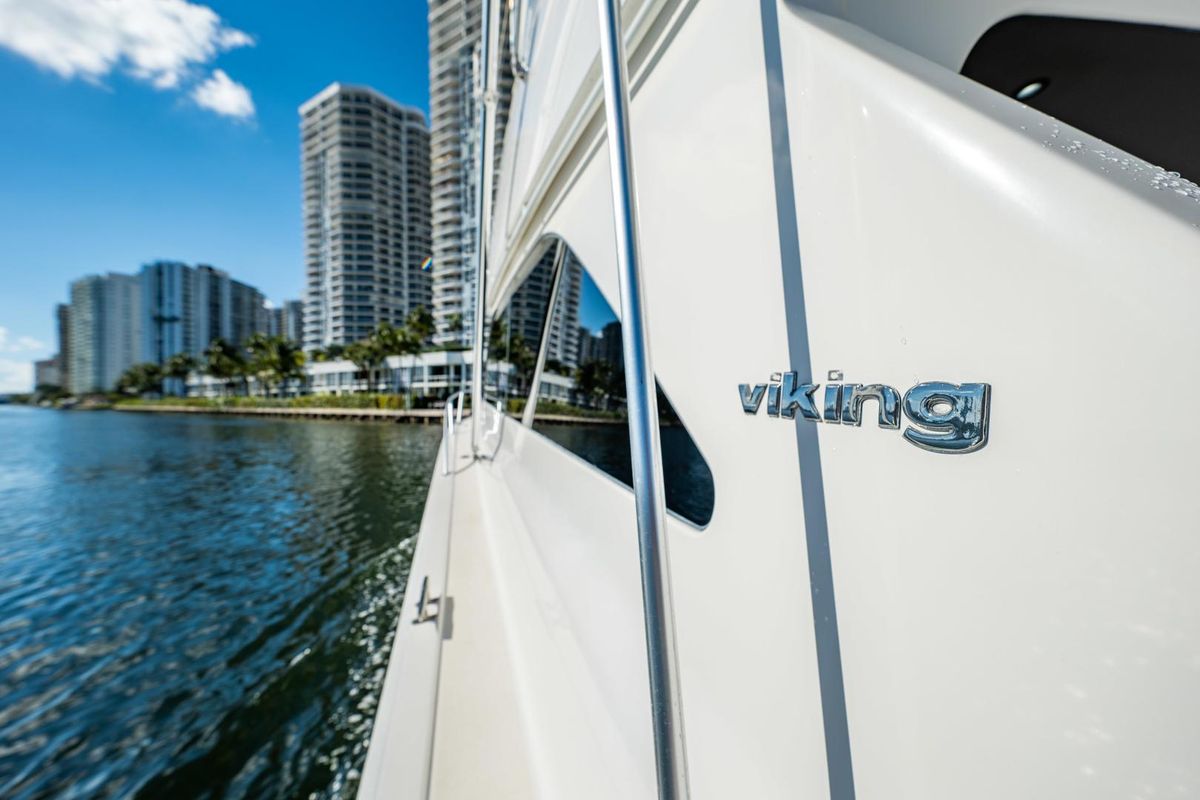 2007 Viking 52 