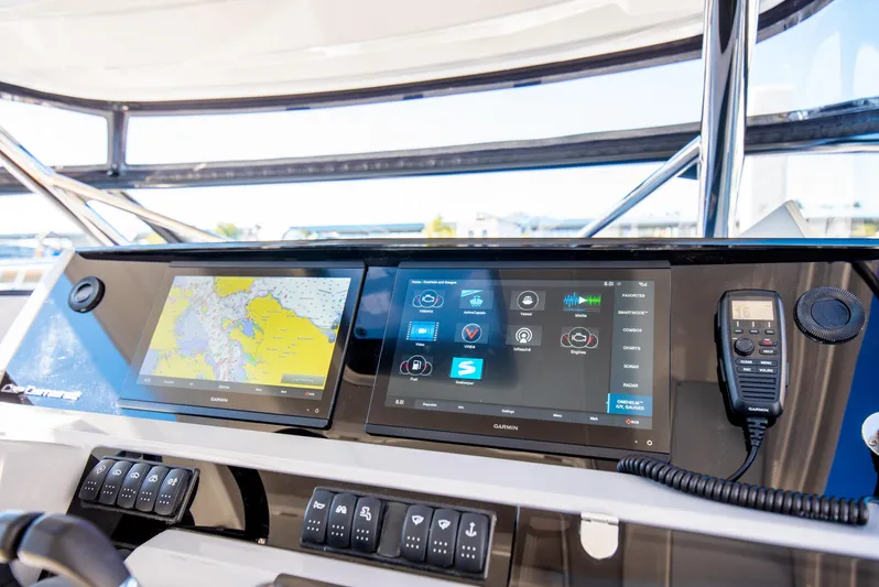 Nauti Brigi Gull Yacht Photos Pics Jeanneau Leader 12.5 WA 2021 dashboard with navigation and control screens.