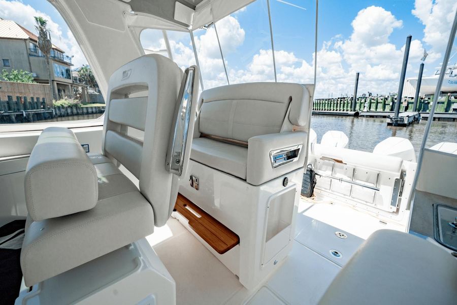 2022 Boston Whaler 380EX REALM