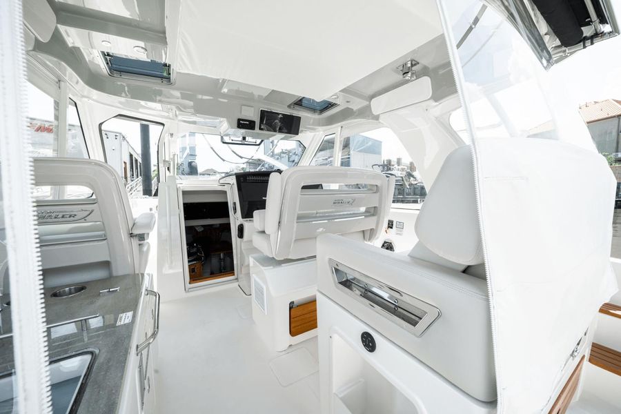 2022 Boston Whaler 380EX REALM