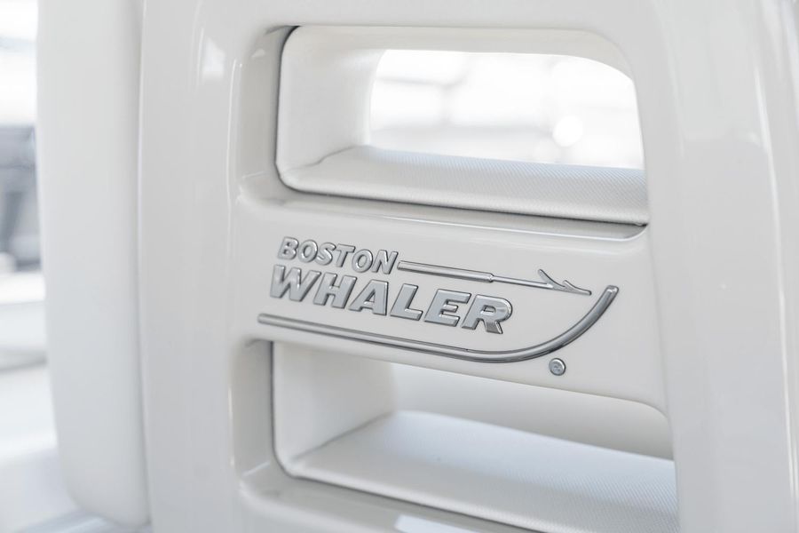 2022 Boston Whaler 380EX REALM