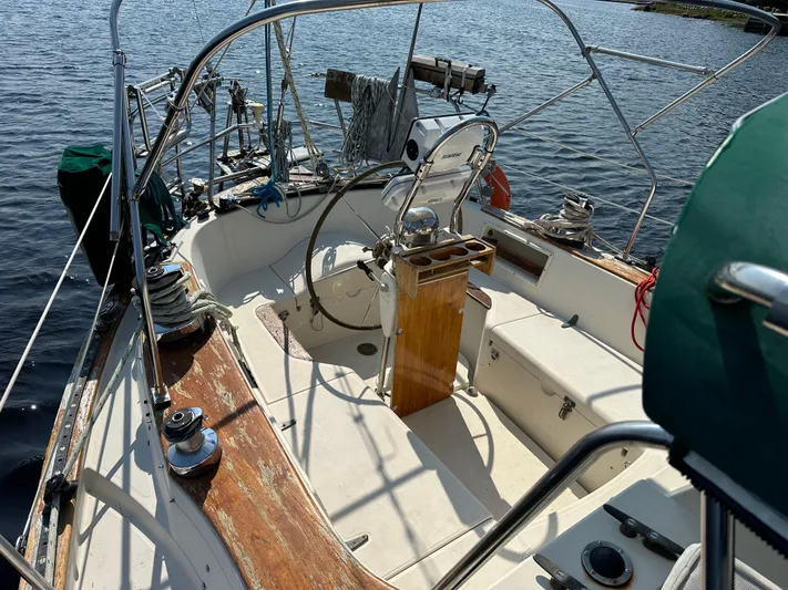 Lagniappe Yacht Photos Pics Cockpit of 1990 Pacific Seacraft Crealock 44 sailboat with steering wheel and winches.