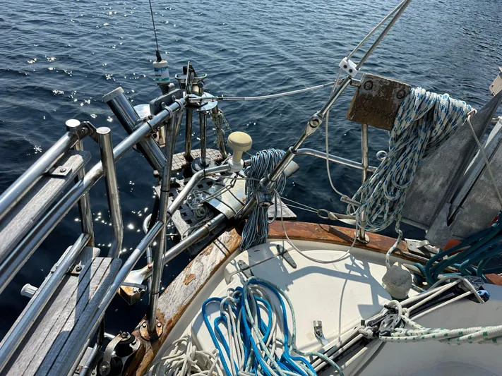 Lagniappe Yacht Photos Pics Sailboat deck of 1990 Pacific Seacraft Crealock 44 with ropes and ocean view.