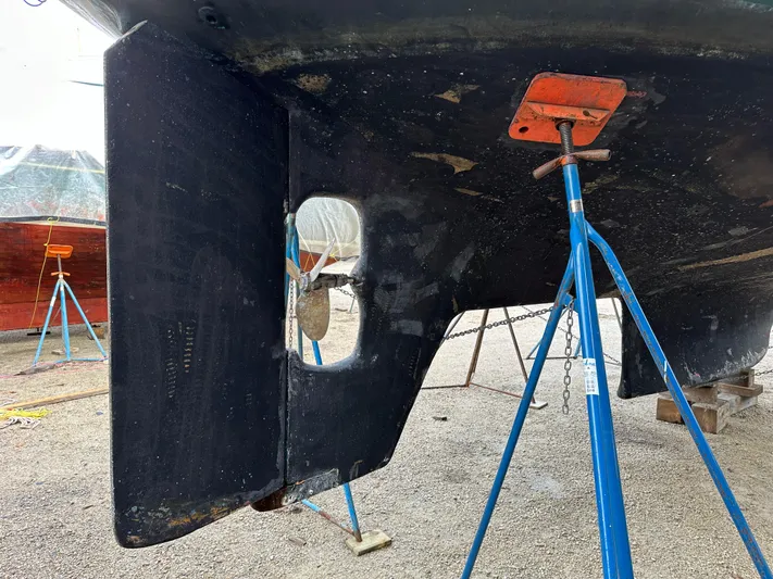Lagniappe Yacht Photos Pics Bottom view of a 1990 Pacific Seacraft Crealock 44 sailboat on stands.