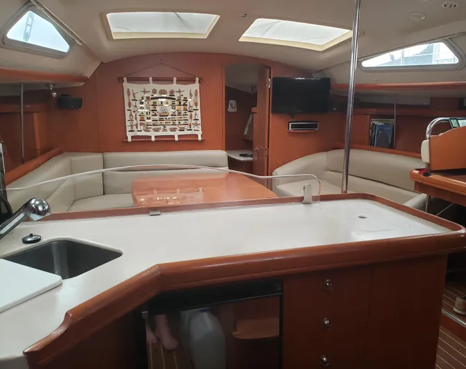 Inspiration VI Yacht Photos Pics Interior of a 2006 Hunter 41 sailboat with modern amenities and spacious seating.
