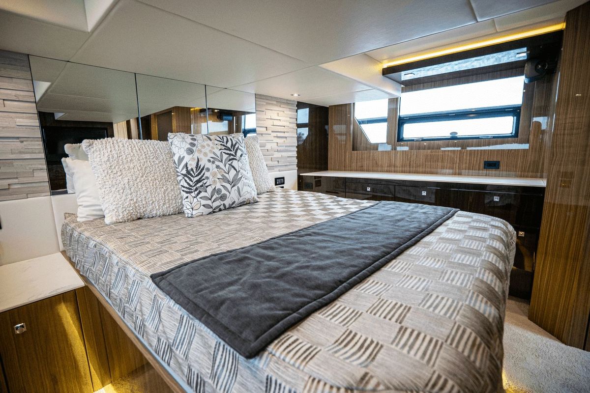2022 Cruisers Yachts 54 