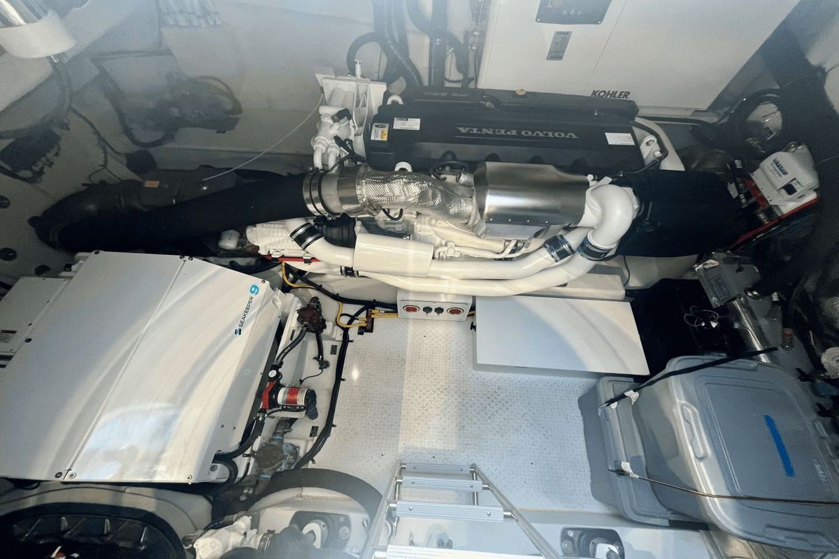 2022 Cruisers Yachts 54 