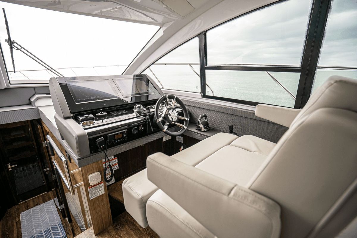 2022 Cruisers Yachts 54 