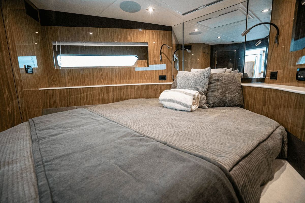 2022 Cruisers Yachts 54 