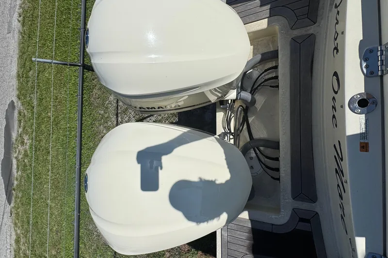  Yacht Photos Pics 2018 Chris-Craft Calypso 30 with dual Yamaha outboard engines, top view.