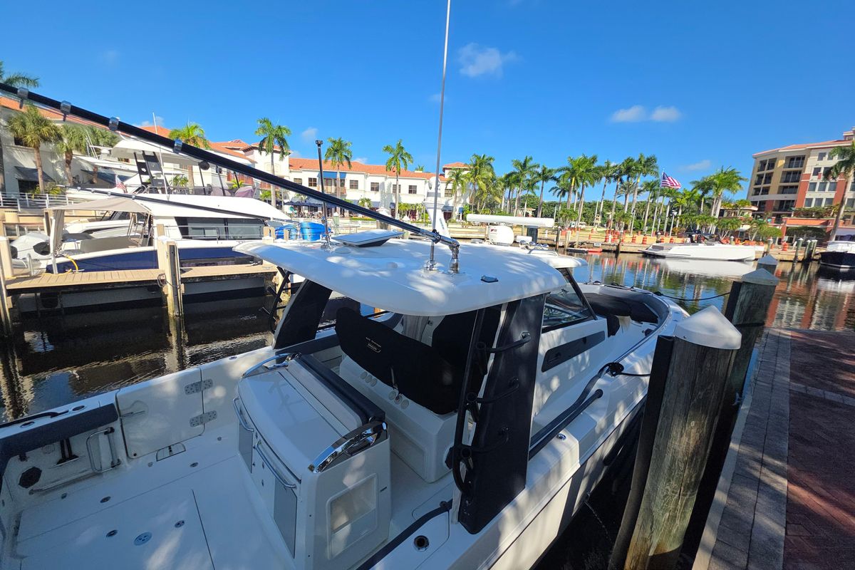 2021 Boston Whaler 42
