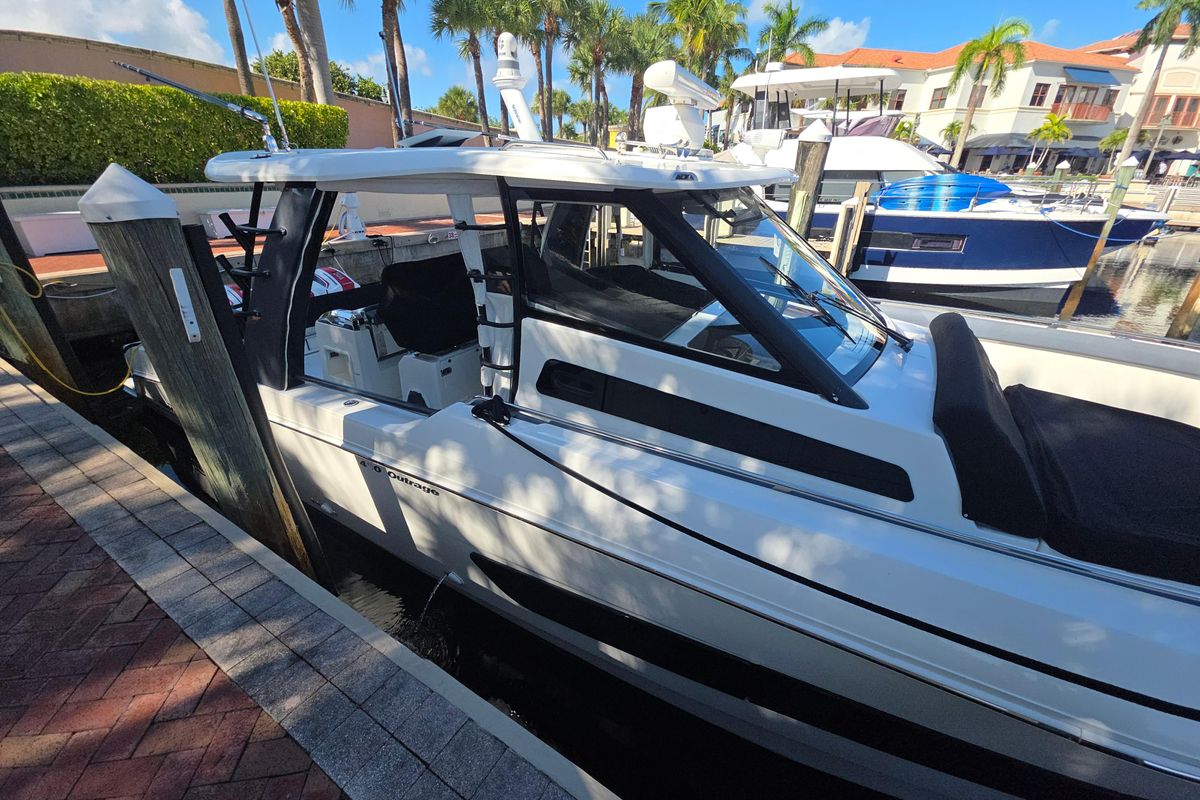 2021 Boston Whaler 42