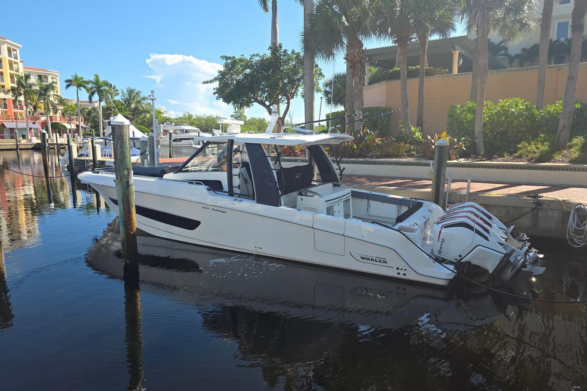 2021 Boston Whaler 42