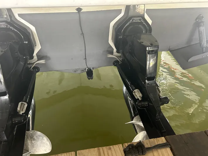  Yacht Photos Pics 2007 Formula 31 PC boat stern drive and propellers in water.