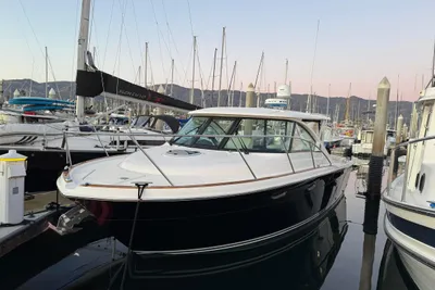 Tiara Yachts 3100 Coronet