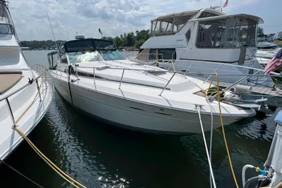 Sea Ray 390 Express Cruiser