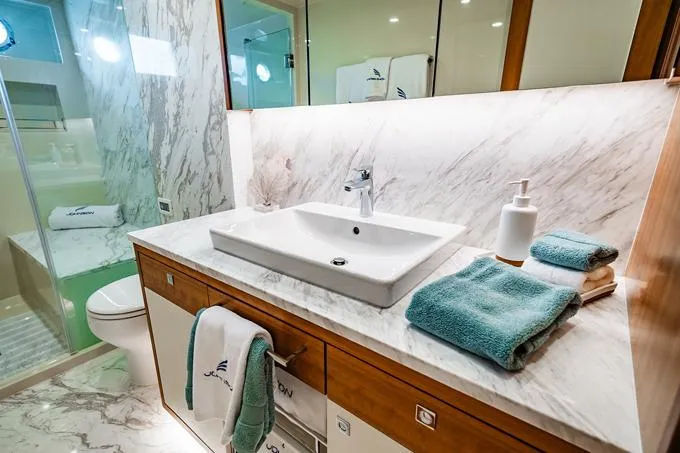 Indigo Yacht Photos Pics Master Head