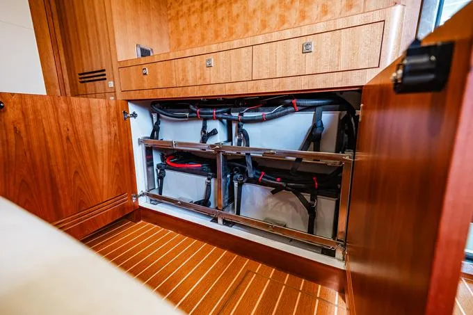 Indigo Yacht Photos Pics House/Inverter Batteries