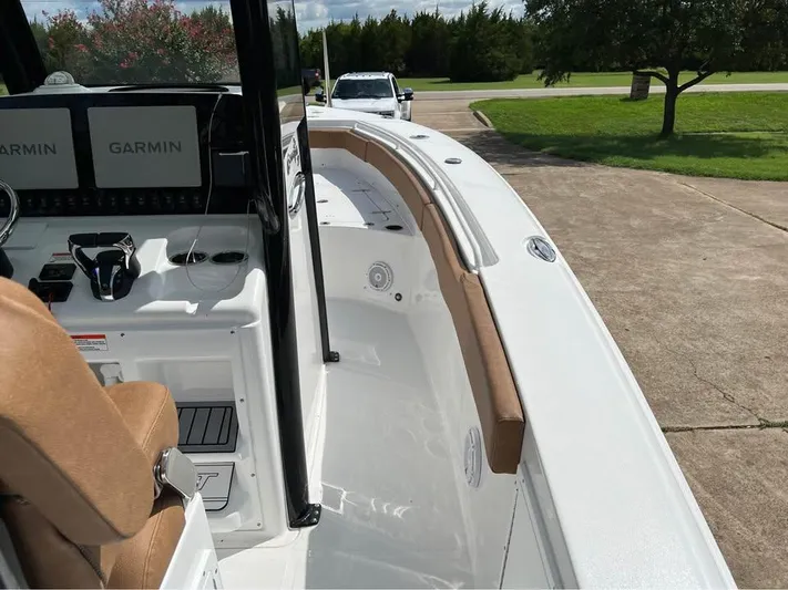  Yacht Photos Pics 2022 Sea Hunt Gamefish 27 boat with Garmin navigation, parked on a driveway.