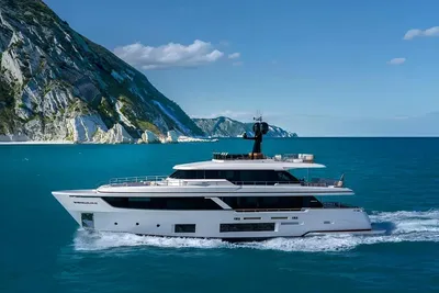 2022 Custom Line Navetta 30
