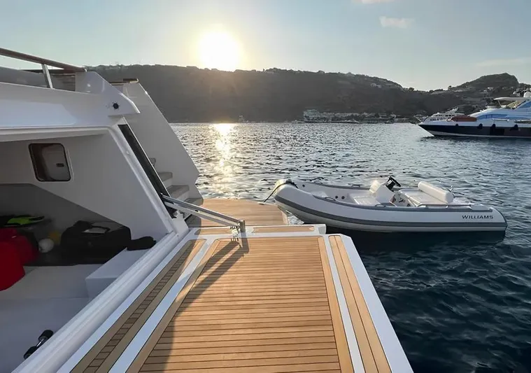  Yacht Photos Pics CUSTOM LINE NAVETTA 30