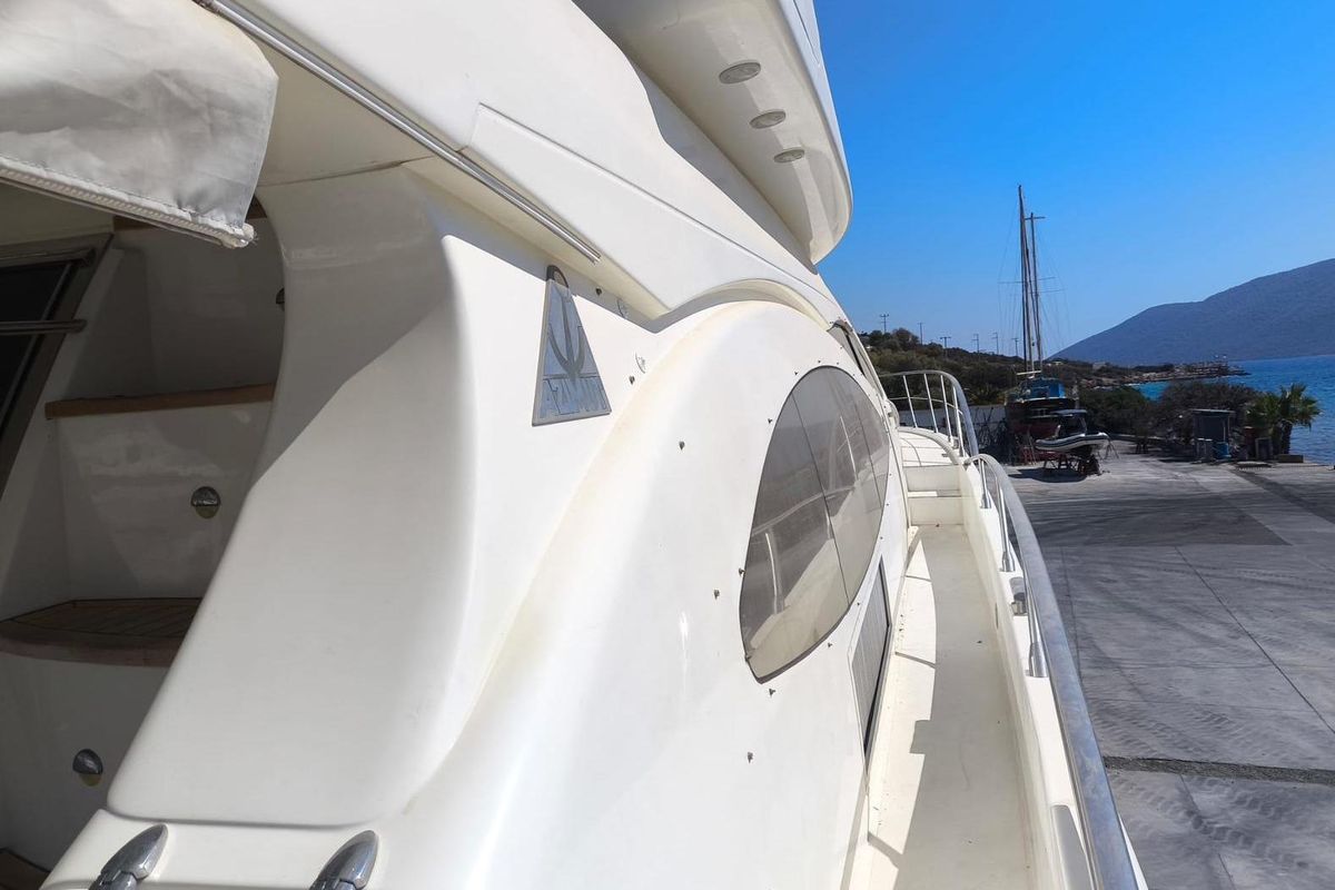 2000 Azimut 68 