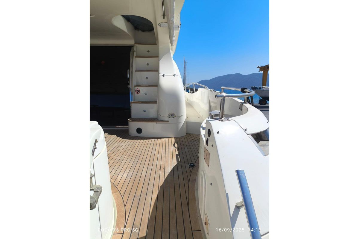 2000 Azimut 68 