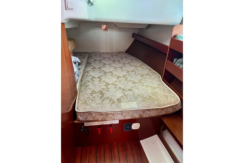 Sosy Yacht Photos Pics Cozy cabin bed in 2006 Beneteau Oceanis Clipper 423 sailboat interior.