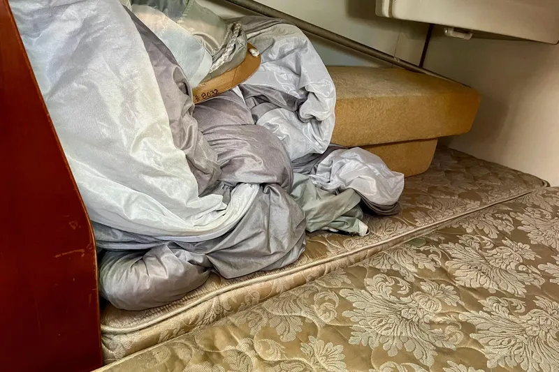 Sosy Yacht Photos Pics Interior of 2006 Beneteau Oceanis Clipper 423 with bedding and cushions.