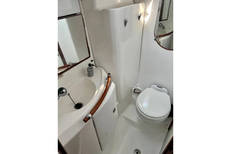 Sosy Yacht Photos Pics Bathroom interior of 2006 Beneteau Oceanis Clipper 423 yacht, featuring sink and toilet.