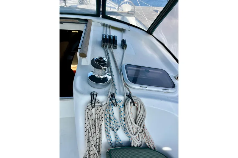 Sosy Yacht Photos Pics Deck of 2006 Beneteau Oceanis Clipper 423 with ropes and winch.