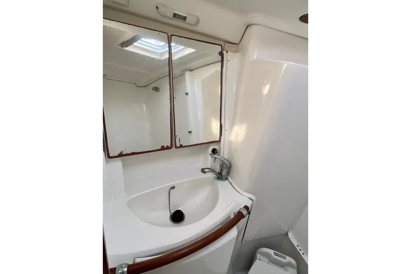 Sosy Yacht Photos Pics Bathroom interior of 2006 Beneteau Oceanis Clipper 423 yacht, featuring sink and mirror.