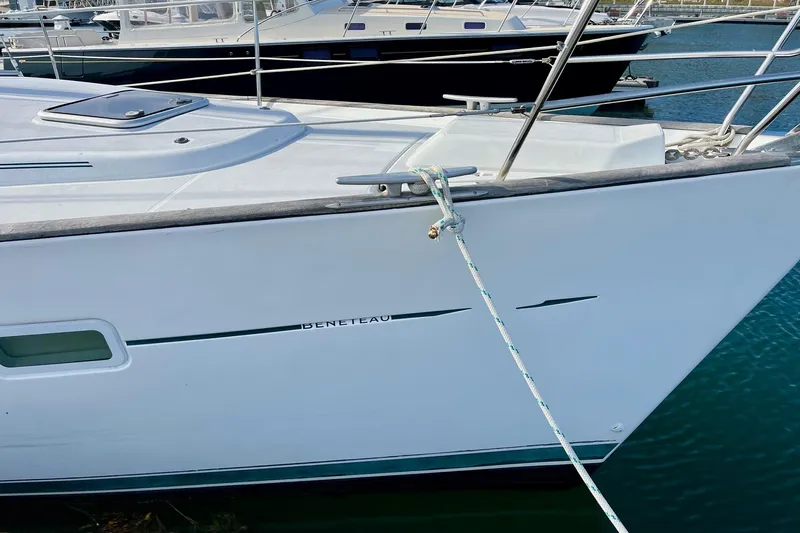Sosy Yacht Photos Pics 2006 Beneteau Oceanis Clipper 423 yacht docked in marina, side view.