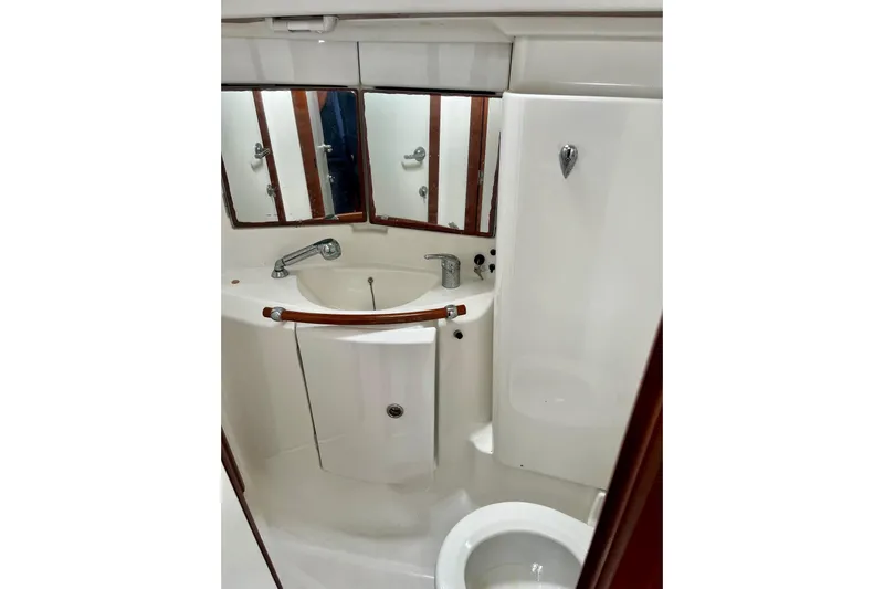 Sosy Yacht Photos Pics Bathroom interior of 2006 Beneteau Oceanis Clipper 423 yacht, featuring sink and mirrors.