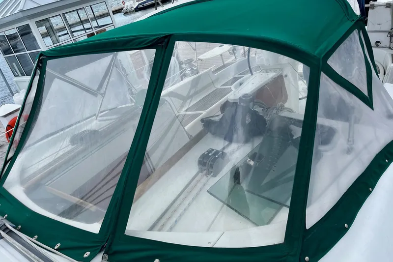 Sosy Yacht Photos Pics Beneteau Oceanis Clipper 423, 2006 model, featuring a green cockpit cover at a marina.