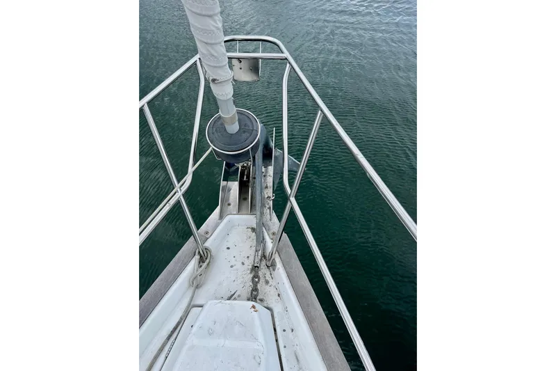 Sosy Yacht Photos Pics Bow of 2006 Beneteau Oceanis Clipper 423 sailboat with anchor chain and railing.