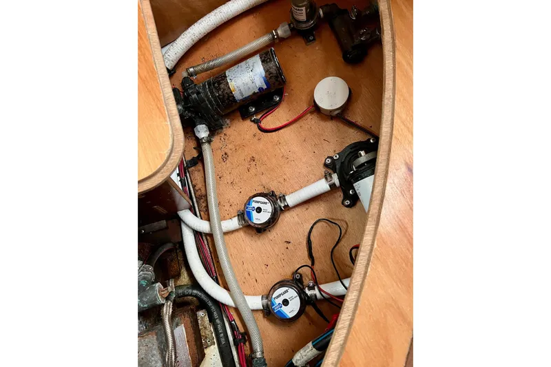 Sosy Yacht Photos Pics 2006 Beneteau Oceanis Clipper 423 interior showing plumbing and wiring components.