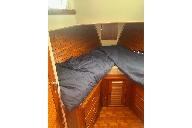  Yacht Photos Pics Forward Guest Stateroom Bunks