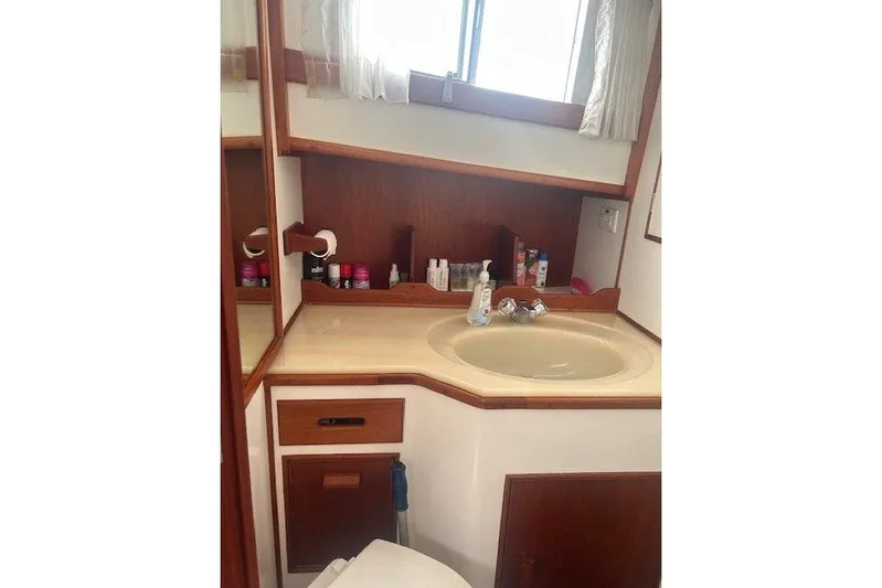  Yacht Photos Pics Guest Head-2