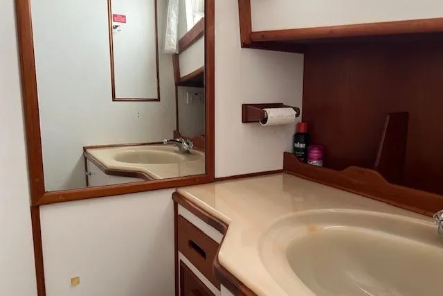  Yacht Photos Pics Guest Head-3