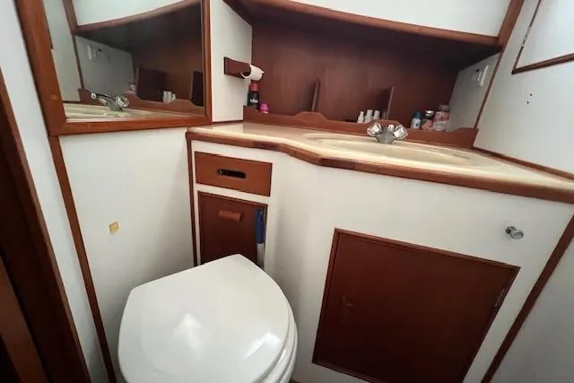  Yacht Photos Pics Guest Head (forward & down)