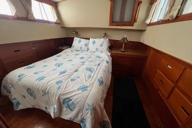  Yacht Photos Pics Master Cabin Island Queen Bed (aft)