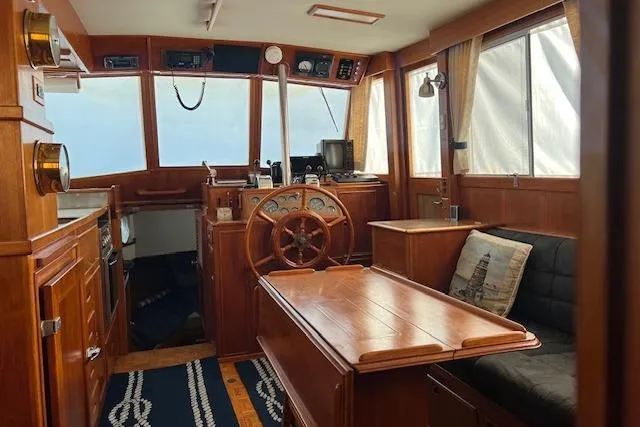  Yacht Photos Pics Salon (facing forward)