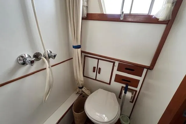  Yacht Photos Pics Master Head-3