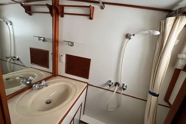  Yacht Photos Pics Master Private Head