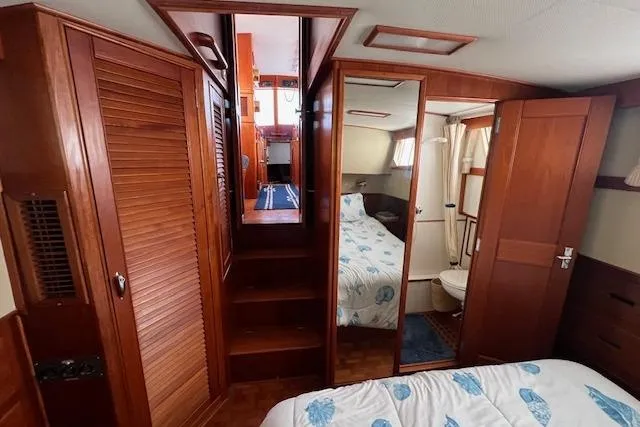  Yacht Photos Pics Master Stateroom (facing forward)