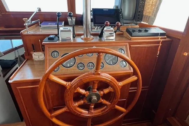  Yacht Photos Pics Lower Helm